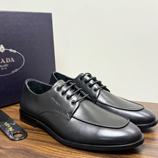 Prada/普拉达经典真皮大底正装休闲皮鞋,鞋面采用进口牛皮打造,皮质纹理细腻,色泽光亮饱满,精致缝线细节,品质尊贵,款 Prada/普拉达经典真皮大底正装休闲皮鞋,鞋面采用进口牛皮打造,皮质纹理细腻,色泽光亮饱满,精致缝线细节,品质尊贵,款