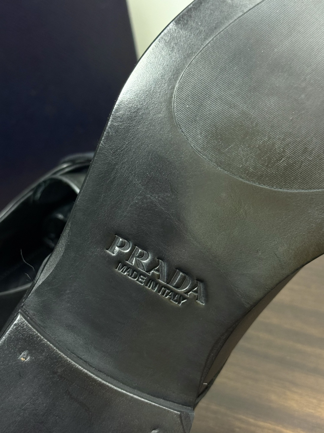 Prada/普拉达经典真皮大底正装休闲皮鞋,鞋面采用进口牛皮打造,皮质纹理细腻,色泽光亮饱满,精致缝线细节,品质尊贵,款 Prada/普拉达经典真皮大底正装休闲皮鞋,鞋面采用进口牛皮打造,皮质纹理细腻,色泽光亮饱满,精致缝线细节,品质尊贵,款