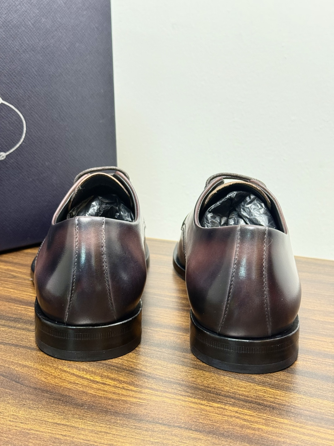 Prada/普拉达经典真皮大底正装休闲皮鞋,鞋面采用进口牛皮打造,皮质纹理细腻,色泽光亮饱满,精致缝线细节,品质尊贵,款 Prada/普拉达经典真皮大底正装休闲皮鞋,鞋面采用进口牛皮打造,皮质纹理细腻,色泽光亮饱满,精致缝线细节,品质尊贵,款