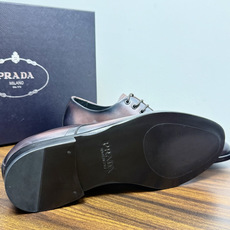 Prada/普拉达经典真皮大底正装休闲皮鞋,鞋面采用进口牛皮打造,皮质纹理细腻,色泽光亮饱满,精致缝线细节,品质尊贵,款 Prada/普拉达经典真皮大底正装休闲皮鞋,鞋面采用进口牛皮打造,皮质纹理细腻,色泽光亮饱满,精致缝线细节,品质尊贵,款