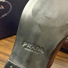 Prada/普拉达经典真皮大底正装休闲皮鞋,鞋面采用进口牛皮打造,皮质纹理细腻,色泽光亮饱满,精致缝线细节,品质尊贵,款 Prada/普拉达经典真皮大底正装休闲皮鞋,鞋面采用进口牛皮打造,皮质纹理细腻,色泽光亮饱满,精致缝线细节,品质尊贵,款