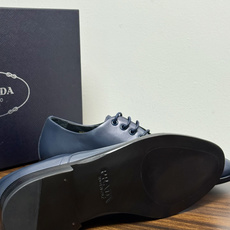 Prada/普拉达经典真皮大底正装休闲皮鞋,鞋面采用进口牛皮打造,皮质纹理细腻,色泽光亮饱满,精致缝线细节,品质尊贵,款 Prada/普拉达经典真皮大底正装休闲皮鞋,鞋面采用进口牛皮打造,皮质纹理细腻,色泽光亮饱满,精致缝线细节,品质尊贵,款