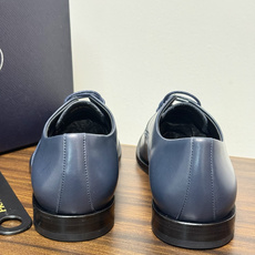 Prada/普拉达经典真皮大底正装休闲皮鞋,鞋面采用进口牛皮打造,皮质纹理细腻,色泽光亮饱满,精致缝线细节,品质尊贵,款 Prada/普拉达经典真皮大底正装休闲皮鞋,鞋面采用进口牛皮打造,皮质纹理细腻,色泽光亮饱满,精致缝线细节,品质尊贵,款