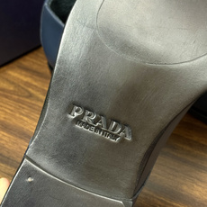 Prada/普拉达经典真皮大底正装休闲皮鞋,鞋面采用进口牛皮打造,皮质纹理细腻,色泽光亮饱满,精致缝线细节,品质尊贵,款 Prada/普拉达经典真皮大底正装休闲皮鞋,鞋面采用进口牛皮打造,皮质纹理细腻,色泽光亮饱满,精致缝线细节,品质尊贵,款