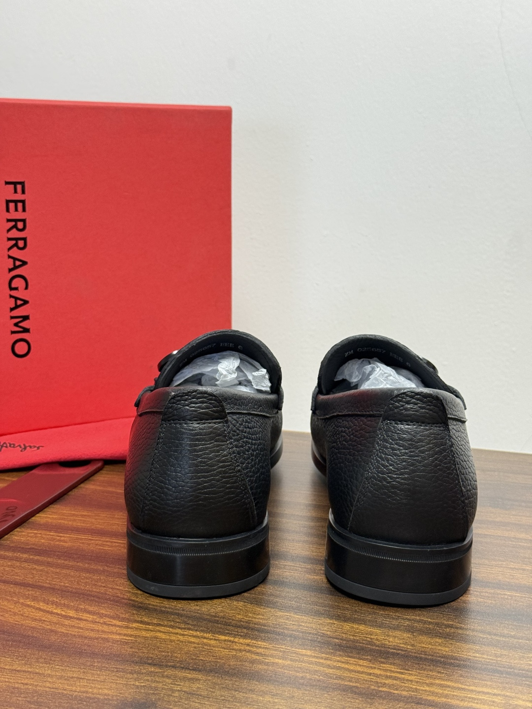Ferragam菲拉格慕gancini马蹄扣乐福鞋,面料采用全进口牛皮,看得见的质感,重工车线,内里本染小牛皮,标配lo Ferragam菲拉格慕gancini马蹄扣乐福鞋,面料采用全进口牛皮,看得见的质感,重工车线,内里本染小牛皮,标配lo