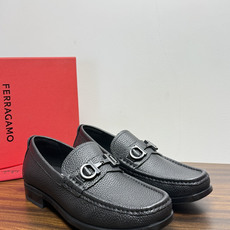Ferragam菲拉格慕gancini马蹄扣乐福鞋,面料采用全进口牛皮,看得见的质感,重工车线,内里本染小牛皮,标配lo Ferragam菲拉格慕gancini马蹄扣乐福鞋,面料采用全进口牛皮,看得见的质感,重工车线,内里本染小牛皮,标配lo