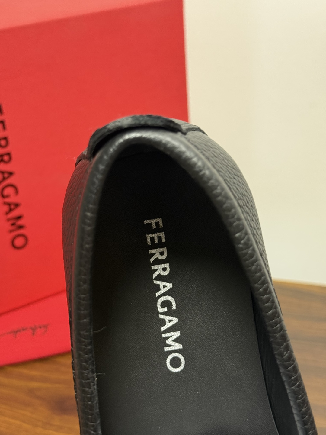 Ferragam菲拉格慕gancini马蹄扣乐福鞋,面料采用全进口牛皮,看得见的质感,重工车线,内里本染小牛皮,标配lo Ferragam菲拉格慕gancini马蹄扣乐福鞋,面料采用全进口牛皮,看得见的质感,重工车线,内里本染小牛皮,标配lo