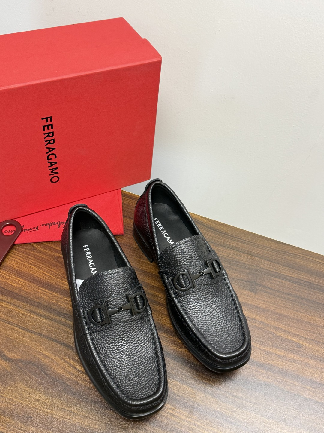 Ferragam菲拉格慕gancini马蹄扣乐福鞋,面料采用全进口牛皮,看得见的质感,重工车线,内里本染小牛皮,标配lo Ferragam菲拉格慕gancini马蹄扣乐福鞋,面料采用全进口牛皮,看得见的质感,重工车线,内里本染小牛皮,标配lo