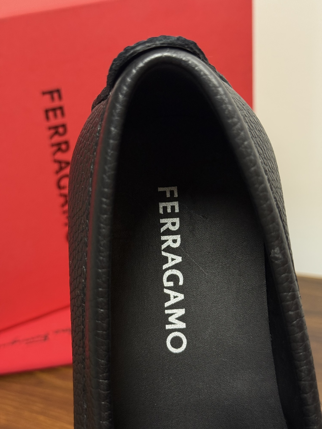 Ferragam菲拉格慕gancini马蹄扣乐福鞋,面料采用全进口牛皮,看得见的质感,重工车线,内里本染小牛皮,标配lo Ferragam菲拉格慕gancini马蹄扣乐福鞋,面料采用全进口牛皮,看得见的质感,重工车线,内里本染小牛皮,标配lo