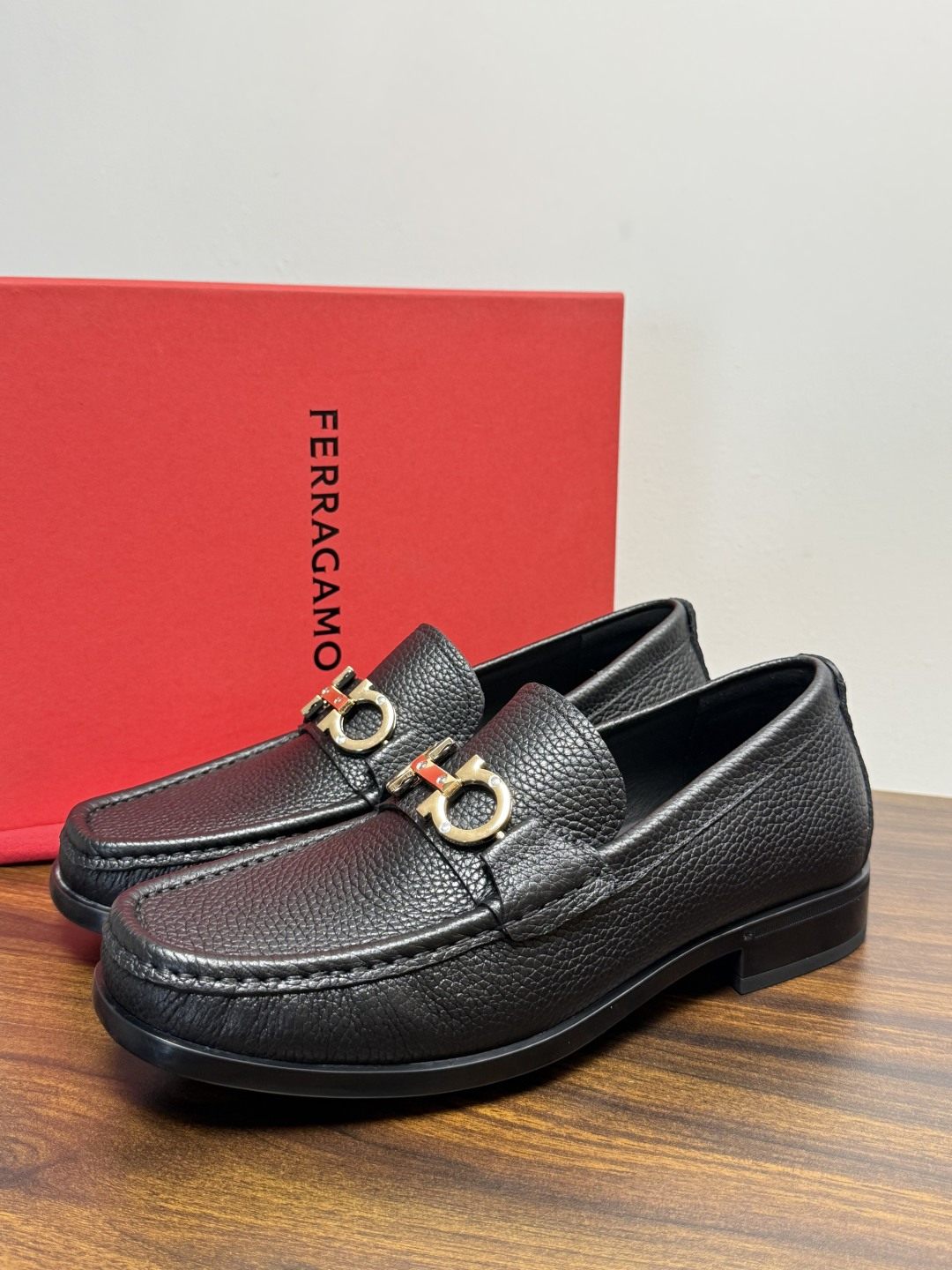 Ferragam菲拉格慕gancini马蹄扣乐福鞋,面料采用全进口牛皮,看得见的质感,重工车线,内里本染小牛皮,标配lo Ferragam菲拉格慕gancini马蹄扣乐福鞋,面料采用全进口牛皮,看得见的质感,重工车线,内里本染小牛皮,标配lo
