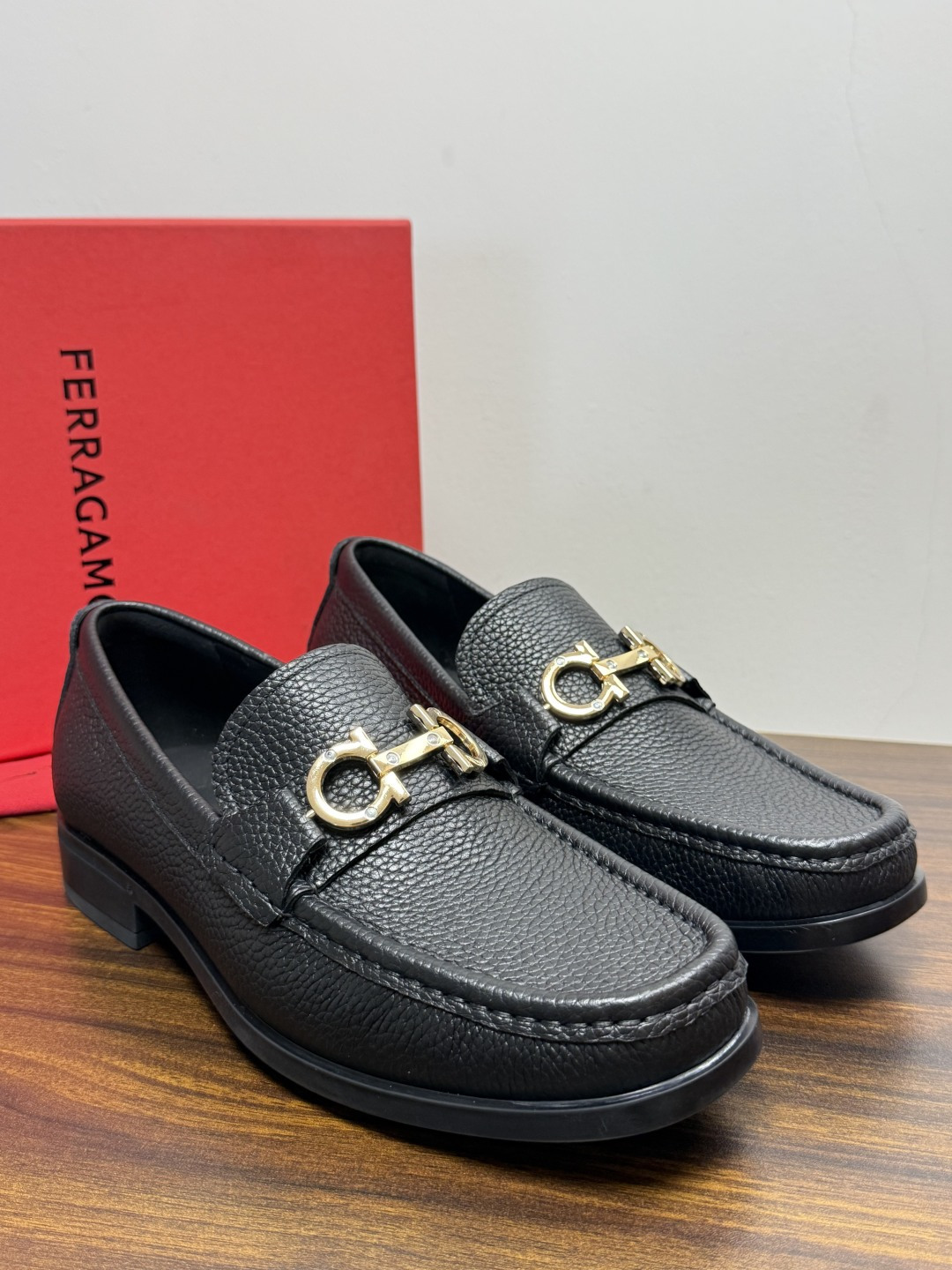 Ferragam菲拉格慕gancini马蹄扣乐福鞋,面料采用全进口牛皮,看得见的质感,重工车线,内里本染小牛皮,标配lo Ferragam菲拉格慕gancini马蹄扣乐福鞋,面料采用全进口牛皮,看得见的质感,重工车线,内里本染小牛皮,标配lo