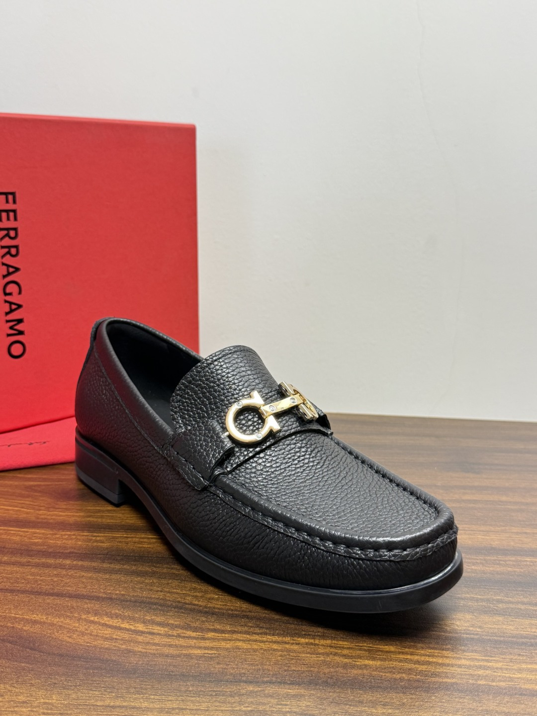 Ferragam菲拉格慕gancini马蹄扣乐福鞋,面料采用全进口牛皮,看得见的质感,重工车线,内里本染小牛皮,标配lo Ferragam菲拉格慕gancini马蹄扣乐福鞋,面料采用全进口牛皮,看得见的质感,重工车线,内里本染小牛皮,标配lo