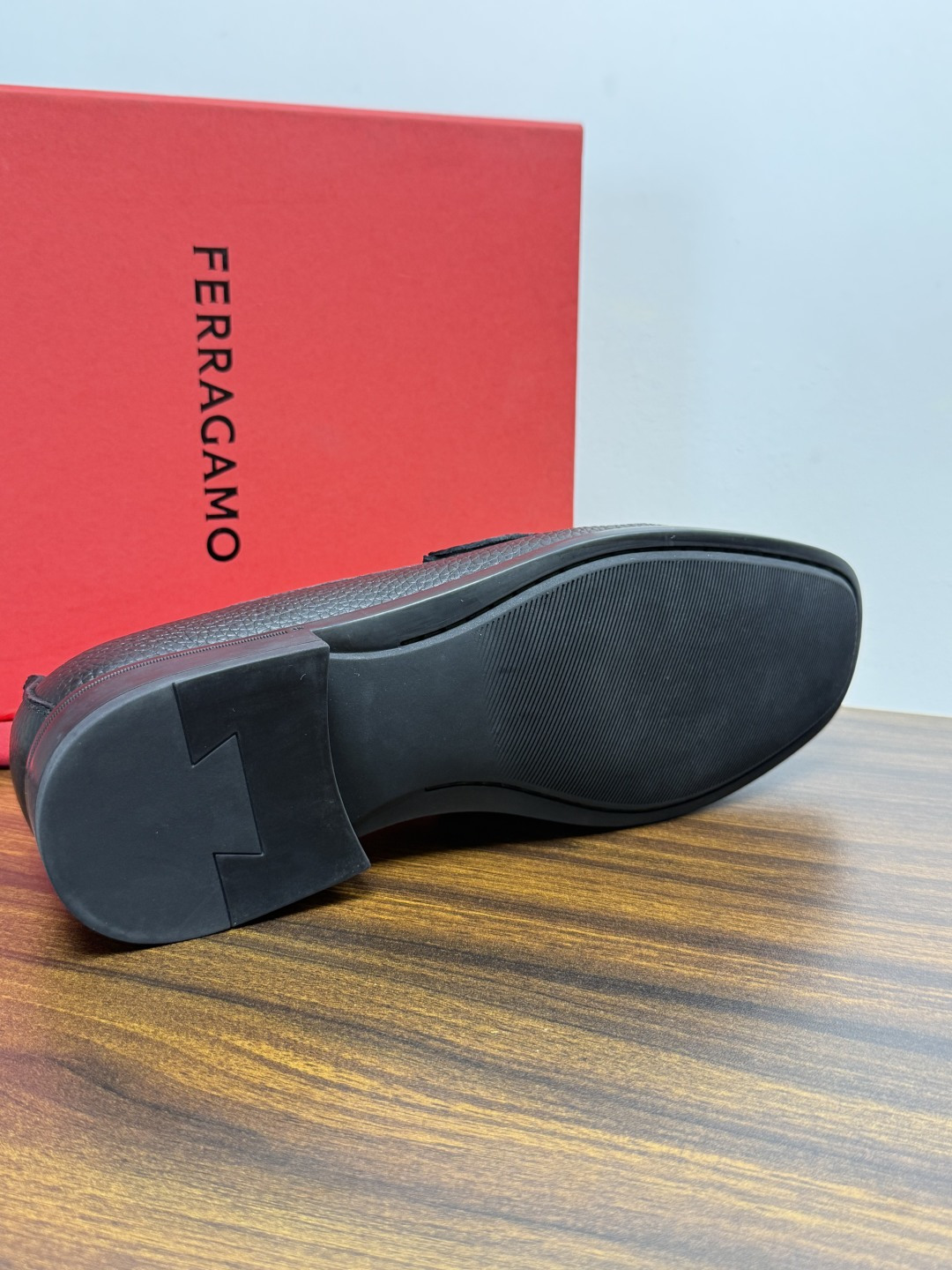 Ferragam菲拉格慕gancini马蹄扣乐福鞋,面料采用全进口牛皮,看得见的质感,重工车线,内里本染小牛皮,标配lo Ferragam菲拉格慕gancini马蹄扣乐福鞋,面料采用全进口牛皮,看得见的质感,重工车线,内里本染小牛皮,标配lo