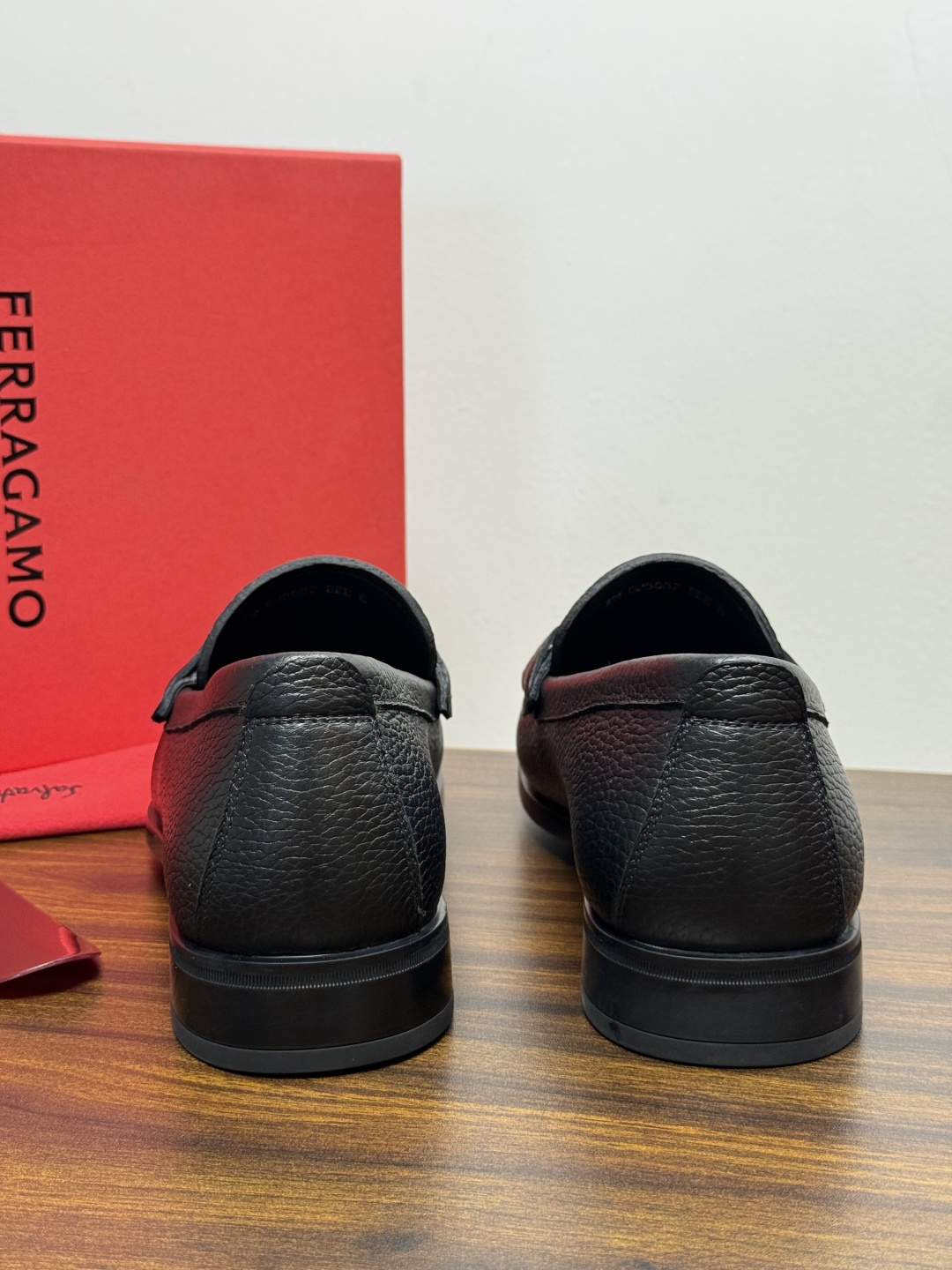 Ferragam菲拉格慕gancini马蹄扣乐福鞋,面料采用全进口牛皮,看得见的质感,重工车线,内里本染小牛皮,标配lo Ferragam菲拉格慕gancini马蹄扣乐福鞋,面料采用全进口牛皮,看得见的质感,重工车线,内里本染小牛皮,标配lo