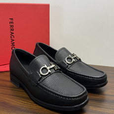 Ferragam菲拉格慕gancini马蹄扣乐福鞋,面料采用全进口牛皮,看得见的质感,重工车线,内里本染小牛皮,标配lo Ferragam菲拉格慕gancini马蹄扣乐福鞋,面料采用全进口牛皮,看得见的质感,重工车线,内里本染小牛皮,标配lo