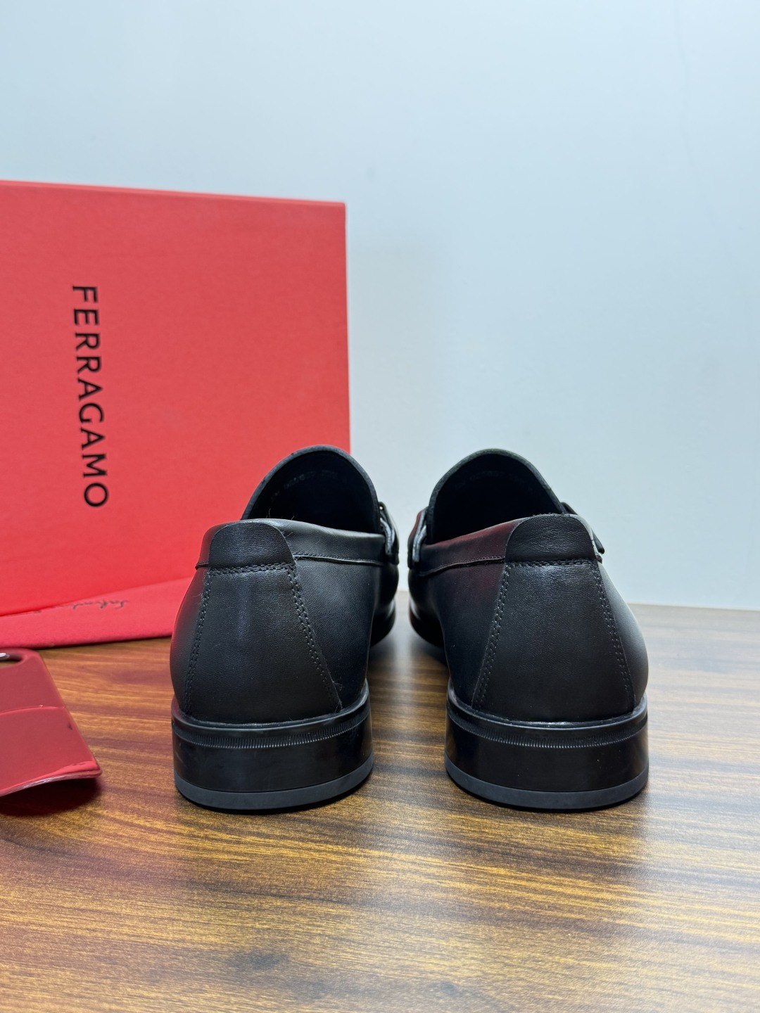Ferragam菲拉格慕gancini马蹄扣乐福鞋,面料采用全进口牛皮,看得见的质感,重工车线,内里本染小牛皮,标配lo Ferragam菲拉格慕gancini马蹄扣乐福鞋,面料采用全进口牛皮,看得见的质感,重工车线,内里本染小牛皮,标配lo