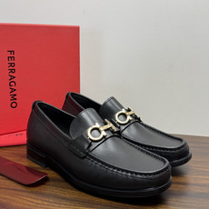 Ferragam菲拉格慕gancini马蹄扣乐福鞋,面料采用全进口牛皮,看得见的质感,重工车线,内里本染小牛皮,标配lo Ferragam菲拉格慕gancini马蹄扣乐福鞋,面料采用全进口牛皮,看得见的质感,重工车线,内里本染小牛皮,标配lo