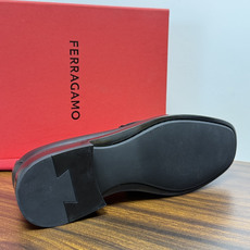 Ferragam菲拉格慕gancini马蹄扣乐福鞋,面料采用全进口牛皮,看得见的质感,重工车线,内里本染小牛皮,标配lo Ferragam菲拉格慕gancini马蹄扣乐福鞋,面料采用全进口牛皮,看得见的质感,重工车线,内里本染小牛皮,标配lo