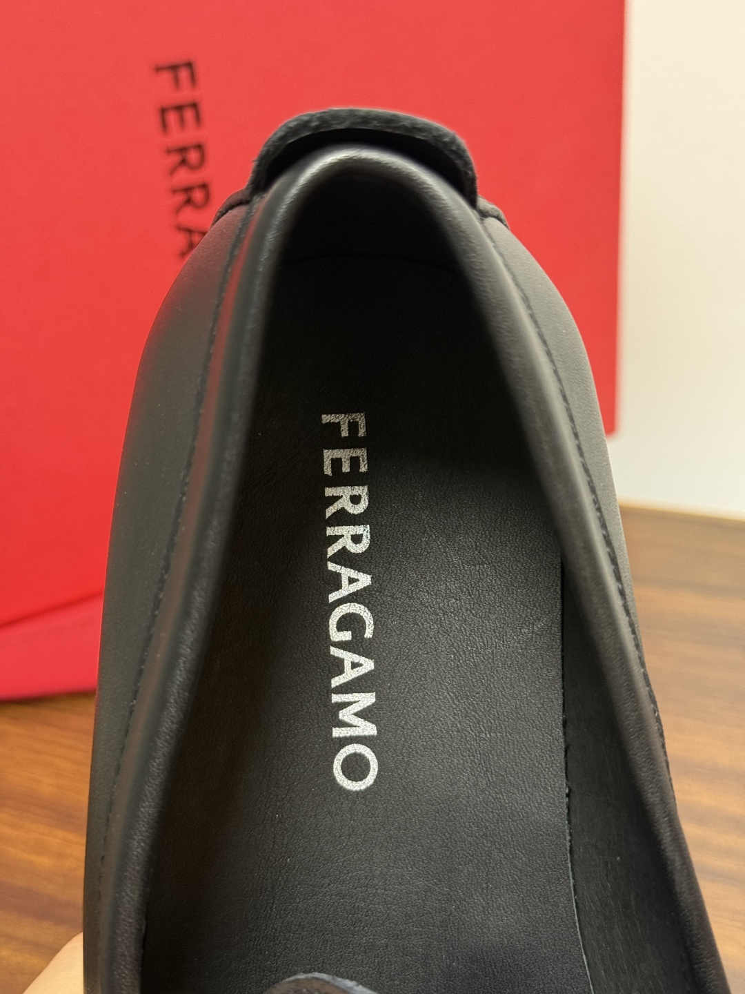 Ferragam菲拉格慕gancini马蹄扣乐福鞋,面料采用全进口牛皮,看得见的质感,重工车线,内里本染小牛皮,标配lo Ferragam菲拉格慕gancini马蹄扣乐福鞋,面料采用全进口牛皮,看得见的质感,重工车线,内里本染小牛皮,标配lo
