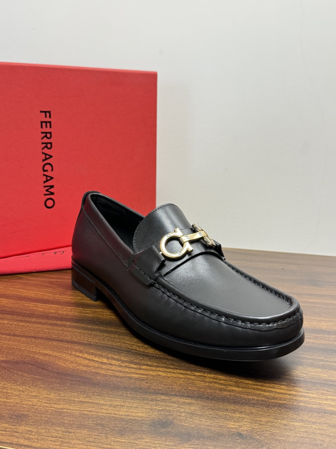 Ferragam菲拉格慕gancini马蹄扣乐福鞋,面料采用全进口牛皮,看得见的质感,重工车线,内里本染小牛皮,标配lo Ferragam菲拉格慕gancini马蹄扣乐福鞋,面料采用全进口牛皮,看得见的质感,重工车线,内里本染小牛皮,标配lo