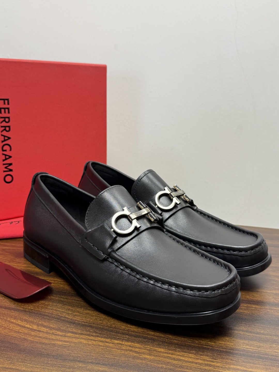 Ferragam菲拉格慕gancini马蹄扣乐福鞋,面料采用全进口牛皮,看得见的质感,重工车线,内里本染小牛皮,标配lo Ferragam菲拉格慕gancini马蹄扣乐福鞋,面料采用全进口牛皮,看得见的质感,重工车线,内里本染小牛皮,标配lo