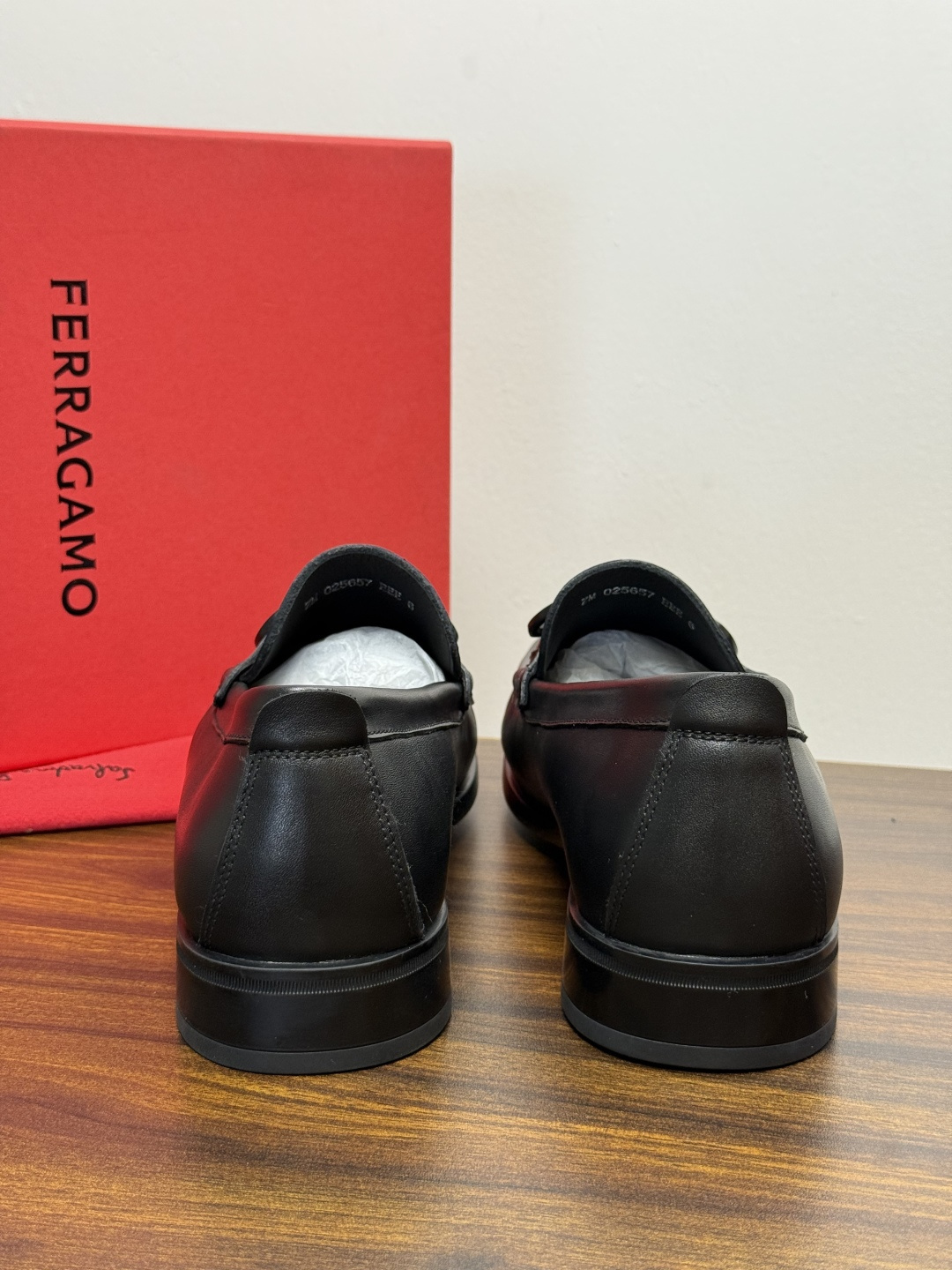 Ferragam菲拉格慕gancini马蹄扣乐福鞋,面料采用全进口牛皮,看得见的质感,重工车线,内里本染小牛皮,标配lo Ferragam菲拉格慕gancini马蹄扣乐福鞋,面料采用全进口牛皮,看得见的质感,重工车线,内里本染小牛皮,标配lo