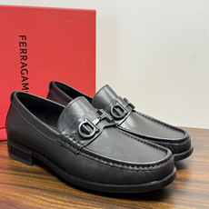 Ferragam菲拉格慕gancini马蹄扣乐福鞋,面料采用全进口牛皮,看得见的质感,重工车线,内里本染小牛皮,标配lo Ferragam菲拉格慕gancini马蹄扣乐福鞋,面料采用全进口牛皮,看得见的质感,重工车线,内里本染小牛皮,标配lo