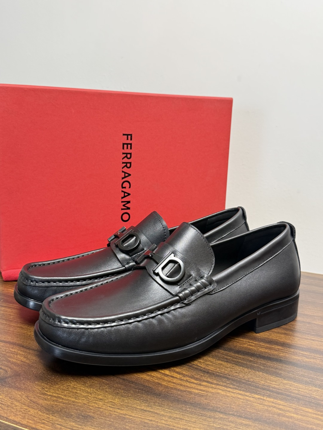Ferragam菲拉格慕gancini马蹄扣乐福鞋,面料采用全进口牛皮,看得见的质感,重工车线,内里本染小牛皮,标配lo Ferragam菲拉格慕gancini马蹄扣乐福鞋,面料采用全进口牛皮,看得见的质感,重工车线,内里本染小牛皮,标配lo