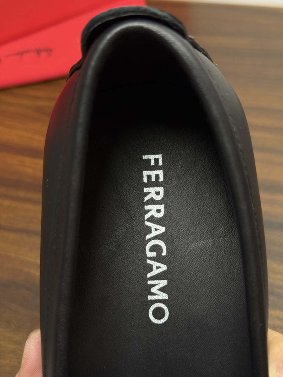 Ferragam菲拉格慕gancini马蹄扣乐福鞋,面料采用全进口牛皮,看得见的质感,重工车线,内里本染小牛皮,标配lo Ferragam菲拉格慕gancini马蹄扣乐福鞋,面料采用全进口牛皮,看得见的质感,重工车线,内里本染小牛皮,标配lo