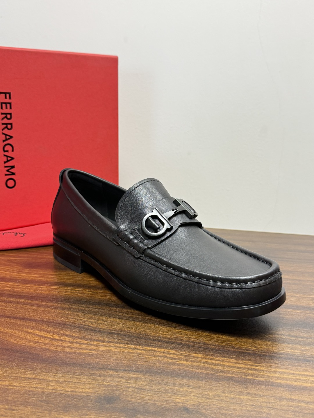 Ferragam菲拉格慕gancini马蹄扣乐福鞋,面料采用全进口牛皮,看得见的质感,重工车线,内里本染小牛皮,标配lo Ferragam菲拉格慕gancini马蹄扣乐福鞋,面料采用全进口牛皮,看得见的质感,重工车线,内里本染小牛皮,标配lo