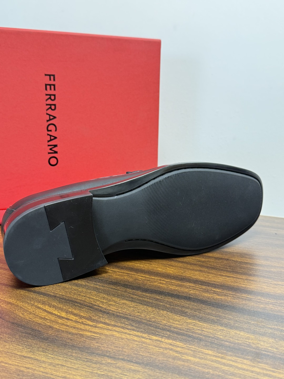 Ferragam菲拉格慕gancini马蹄扣乐福鞋,面料采用全进口牛皮,看得见的质感,重工车线,内里本染小牛皮,标配lo Ferragam菲拉格慕gancini马蹄扣乐福鞋,面料采用全进口牛皮,看得见的质感,重工车线,内里本染小牛皮,标配lo