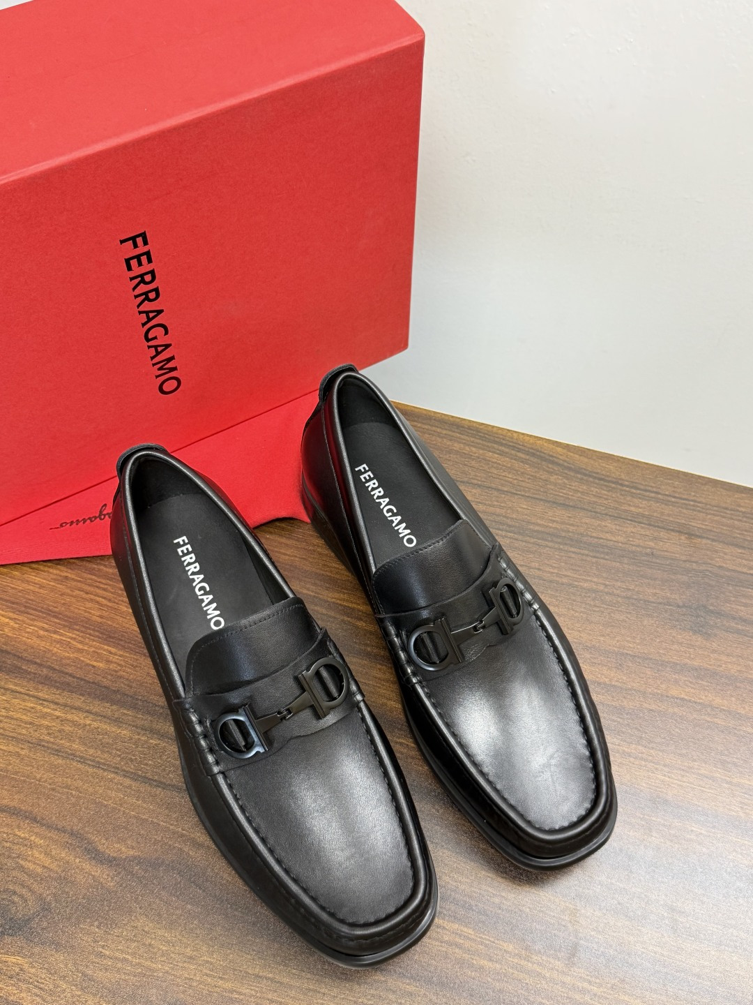 Ferragam菲拉格慕gancini马蹄扣乐福鞋,面料采用全进口牛皮,看得见的质感,重工车线,内里本染小牛皮,标配lo Ferragam菲拉格慕gancini马蹄扣乐福鞋,面料采用全进口牛皮,看得见的质感,重工车线,内里本染小牛皮,标配lo