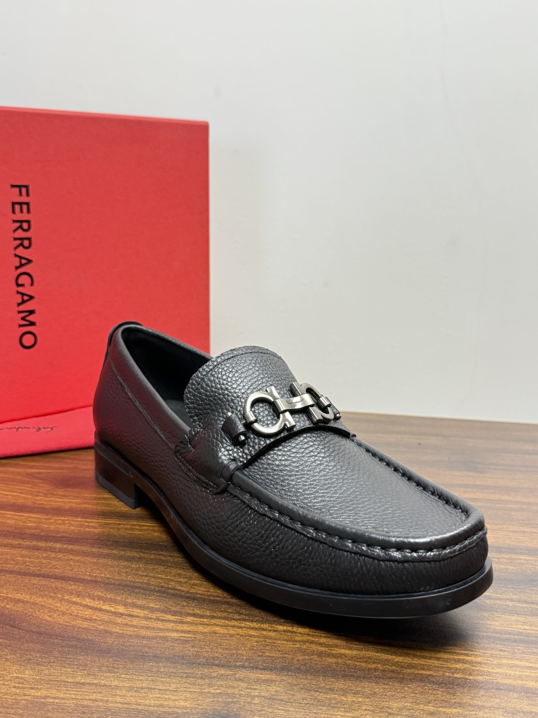 Ferragam菲拉格慕gancini马蹄扣乐福鞋,面料采用全进口牛皮,看得见的质感,重工车线,内里本染小牛皮,标配lo Ferragam菲拉格慕gancini马蹄扣乐福鞋,面料采用全进口牛皮,看得见的质感,重工车线,内里本染小牛皮,标配lo
