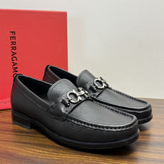 Ferragam菲拉格慕gancini马蹄扣乐福鞋,面料采用全进口牛皮,看得见的质感,重工车线,内里本染小牛皮,标配lo Ferragam菲拉格慕gancini马蹄扣乐福鞋,面料采用全进口牛皮,看得见的质感,重工车线,内里本染小牛皮,标配lo