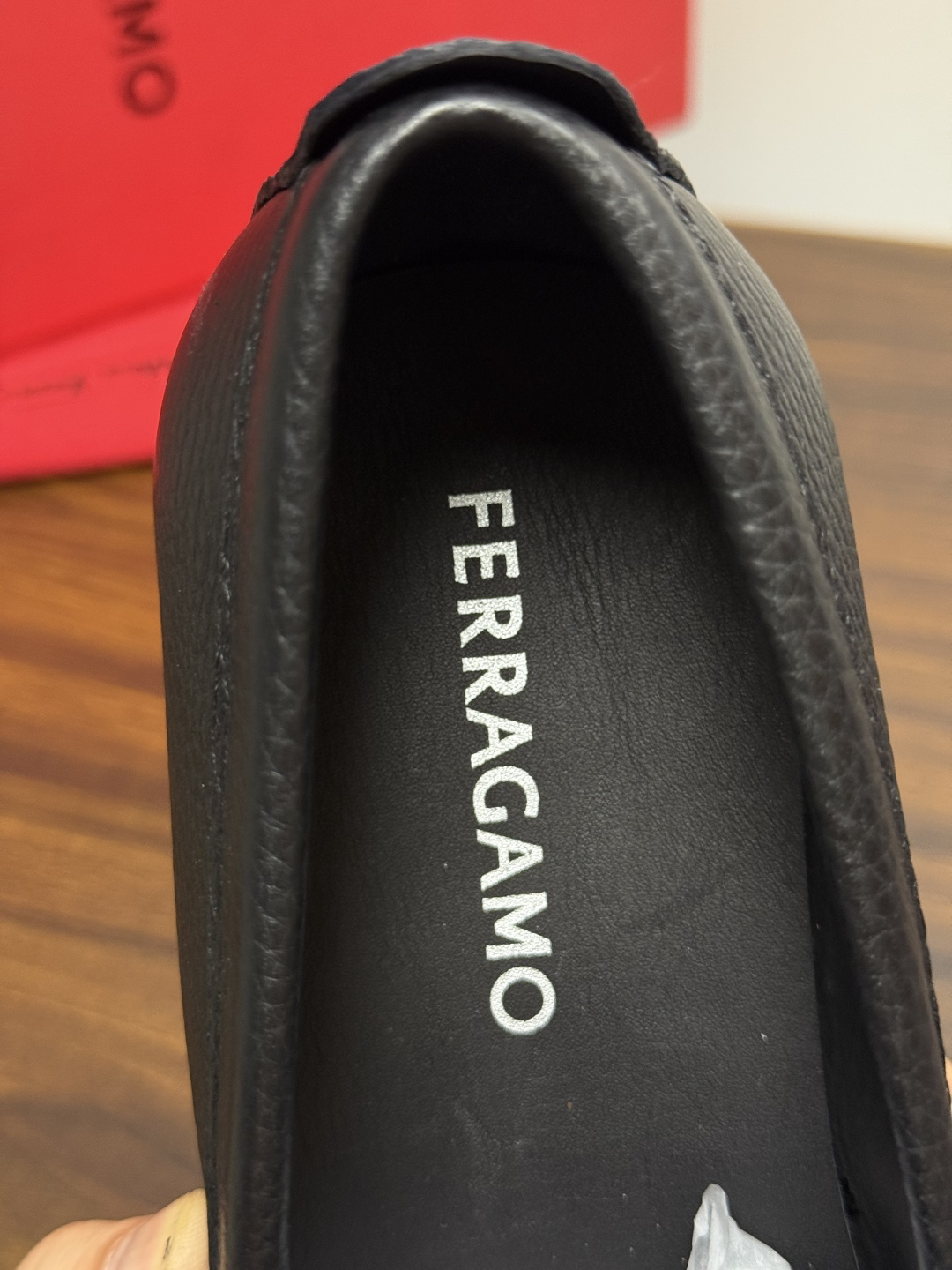 Ferragam菲拉格慕gancini马蹄扣乐福鞋,面料采用全进口牛皮,看得见的质感,重工车线,内里本染小牛皮,标配lo Ferragam菲拉格慕gancini马蹄扣乐福鞋,面料采用全进口牛皮,看得见的质感,重工车线,内里本染小牛皮,标配lo