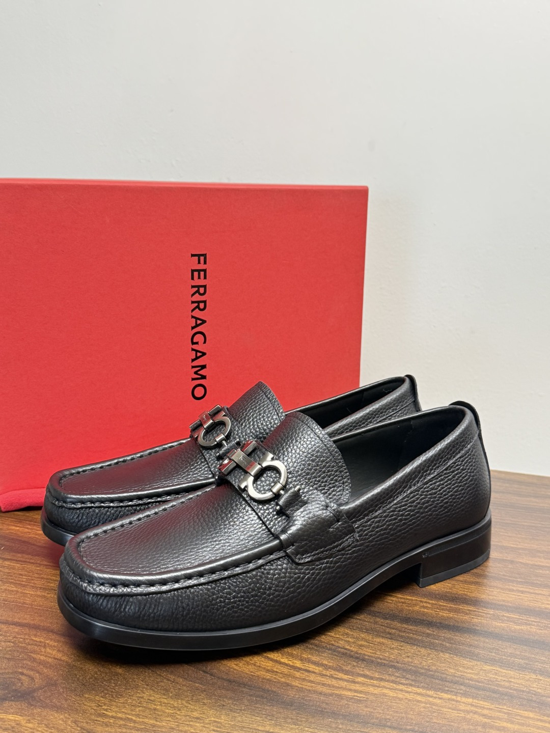 Ferragam菲拉格慕gancini马蹄扣乐福鞋,面料采用全进口牛皮,看得见的质感,重工车线,内里本染小牛皮,标配lo Ferragam菲拉格慕gancini马蹄扣乐福鞋,面料采用全进口牛皮,看得见的质感,重工车线,内里本染小牛皮,标配lo