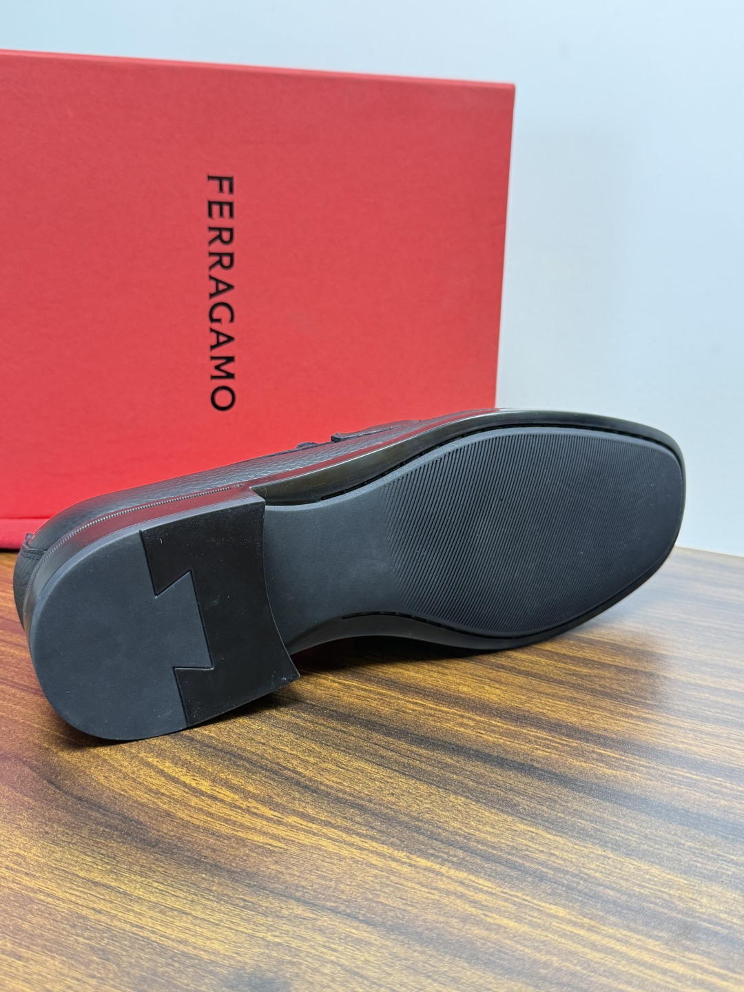 Ferragam菲拉格慕gancini马蹄扣乐福鞋,面料采用全进口牛皮,看得见的质感,重工车线,内里本染小牛皮,标配lo Ferragam菲拉格慕gancini马蹄扣乐福鞋,面料采用全进口牛皮,看得见的质感,重工车线,内里本染小牛皮,标配lo