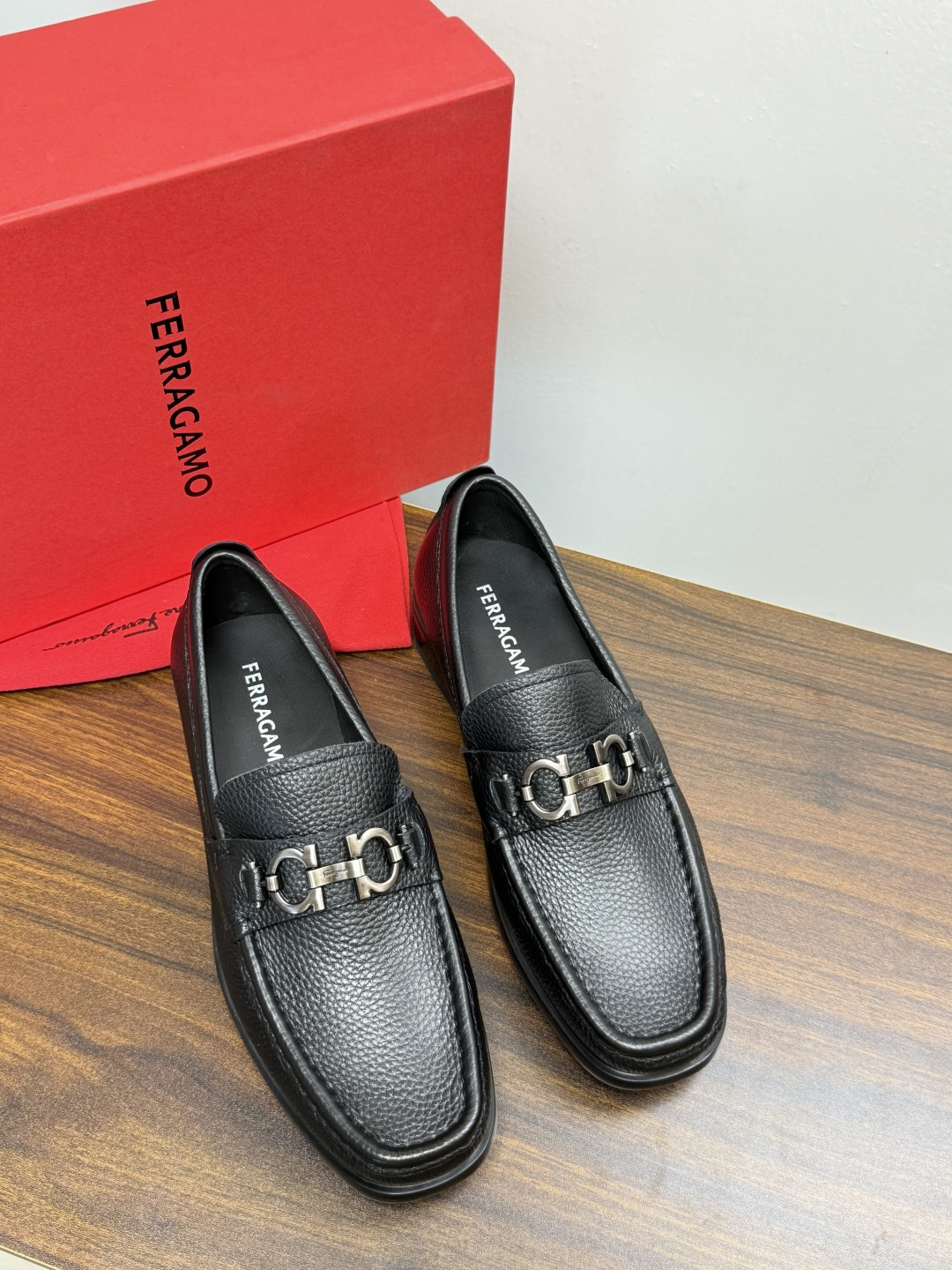 Ferragam菲拉格慕gancini马蹄扣乐福鞋,面料采用全进口牛皮,看得见的质感,重工车线,内里本染小牛皮,标配lo Ferragam菲拉格慕gancini马蹄扣乐福鞋,面料采用全进口牛皮,看得见的质感,重工车线,内里本染小牛皮,标配lo