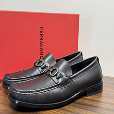 Ferragam菲拉格慕gancini马蹄扣乐福鞋,面料采用全进口牛皮,看得见的质感,重工车线,内里本染小牛皮,标配lo Ferragam菲拉格慕gancini马蹄扣乐福鞋,面料采用全进口牛皮,看得见的质感,重工车线,内里本染小牛皮,标配lo