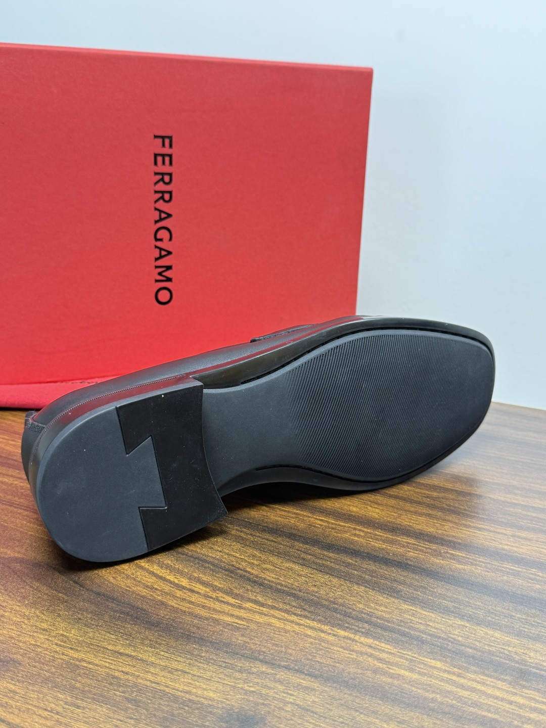 Ferragam菲拉格慕gancini马蹄扣乐福鞋,面料采用全进口牛皮,看得见的质感,重工车线,内里本染小牛皮,标配lo Ferragam菲拉格慕gancini马蹄扣乐福鞋,面料采用全进口牛皮,看得见的质感,重工车线,内里本染小牛皮,标配lo