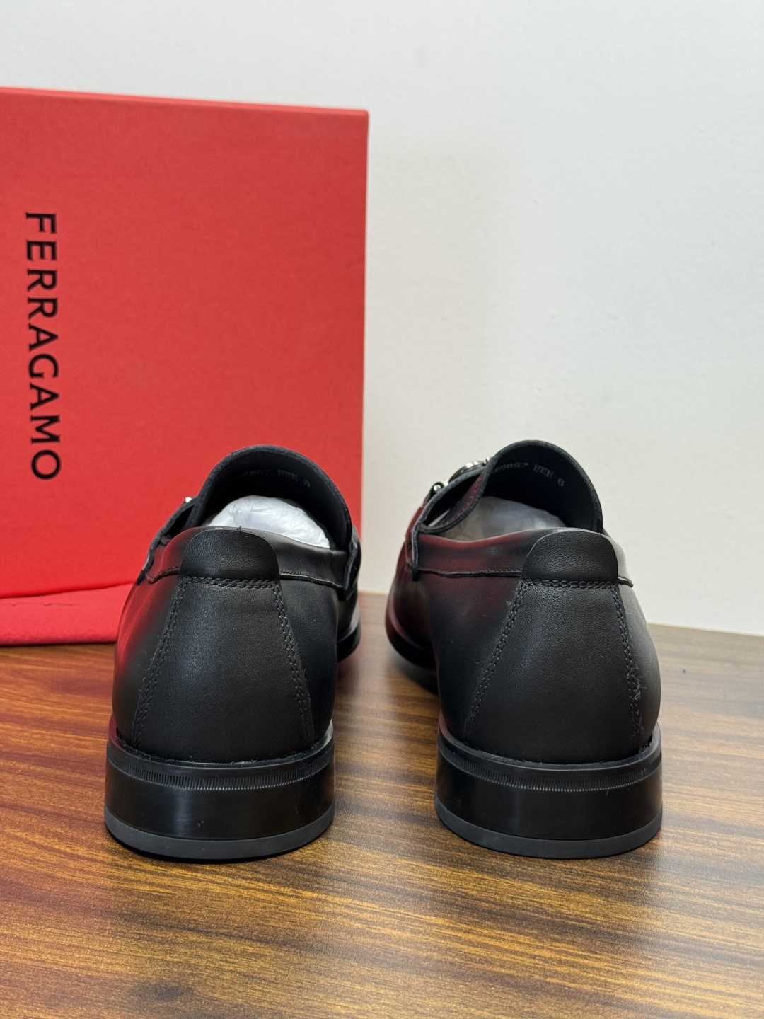 Ferragam菲拉格慕gancini马蹄扣乐福鞋,面料采用全进口牛皮,看得见的质感,重工车线,内里本染小牛皮,标配lo Ferragam菲拉格慕gancini马蹄扣乐福鞋,面料采用全进口牛皮,看得见的质感,重工车线,内里本染小牛皮,标配lo