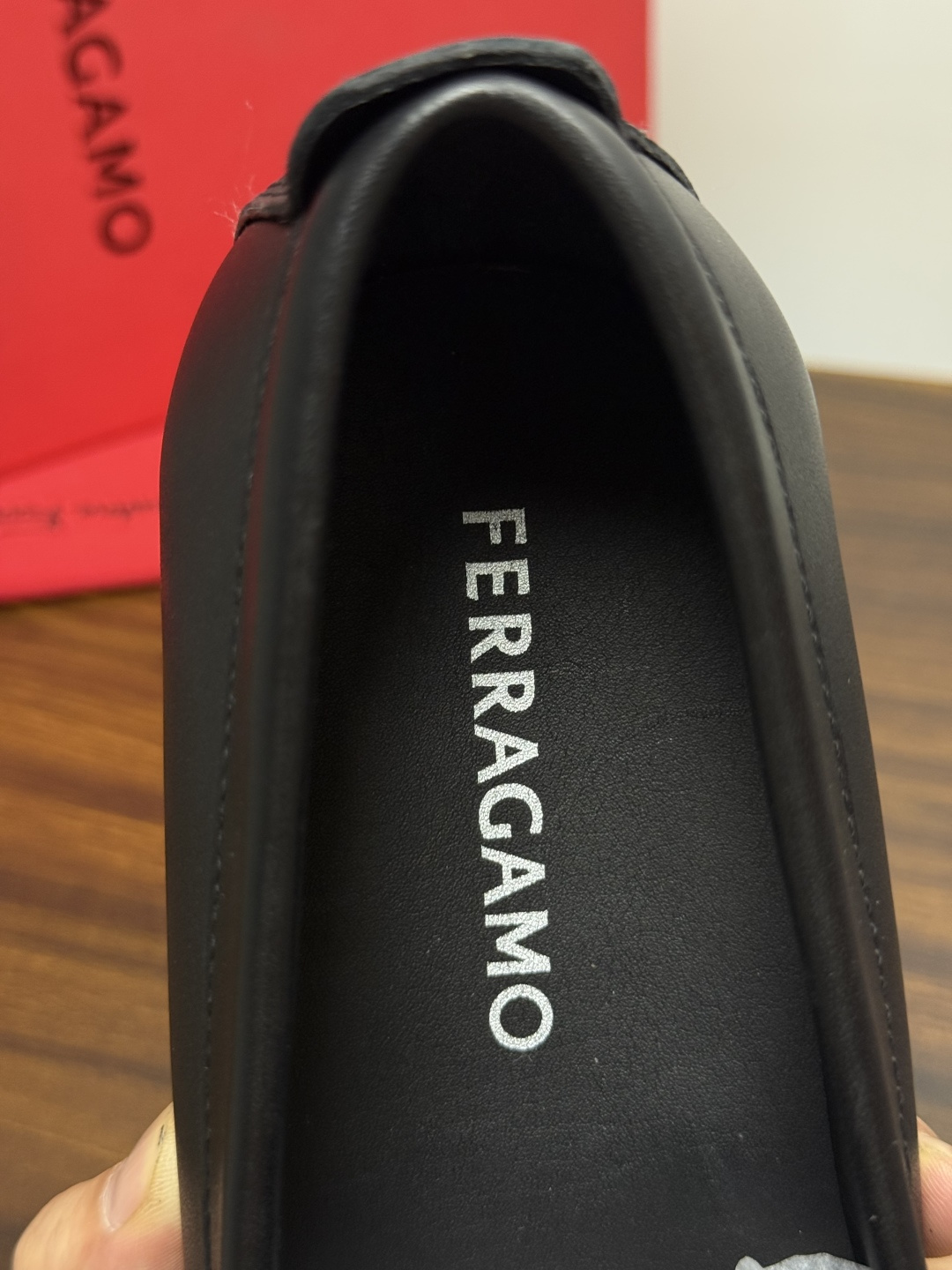 Ferragam菲拉格慕gancini马蹄扣乐福鞋,面料采用全进口牛皮,看得见的质感,重工车线,内里本染小牛皮,标配lo Ferragam菲拉格慕gancini马蹄扣乐福鞋,面料采用全进口牛皮,看得见的质感,重工车线,内里本染小牛皮,标配lo