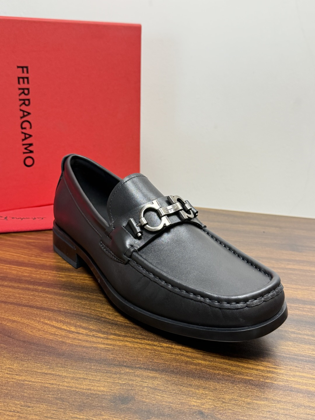 Ferragam菲拉格慕gancini马蹄扣乐福鞋,面料采用全进口牛皮,看得见的质感,重工车线,内里本染小牛皮,标配lo Ferragam菲拉格慕gancini马蹄扣乐福鞋,面料采用全进口牛皮,看得见的质感,重工车线,内里本染小牛皮,标配lo