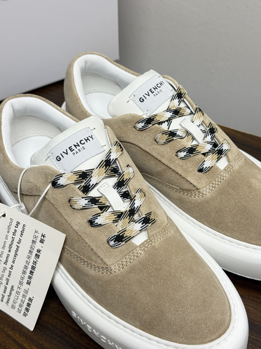 Givenchy 麂皮板鞋​​，鞋面是 ​​全麂皮​​材质，质感柔软有绒毛感，白色橡胶厚底侧面压印 GIVENCHY 字