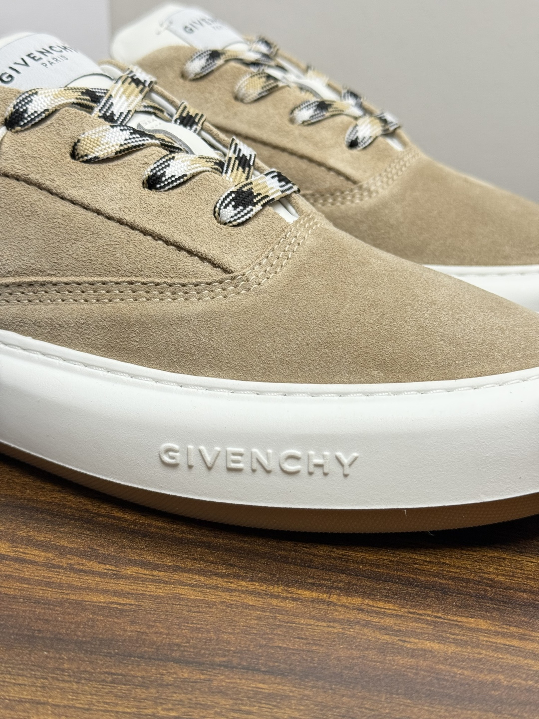 Givenchy 麂皮板鞋​​，鞋面是 ​​全麂皮​​材质，质感柔软有绒毛感，白色橡胶厚底侧面压印 GIVENCHY 字