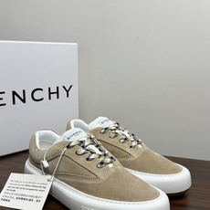 Givenchy 麂皮板鞋,鞋面是 全麂皮材质,质感柔软有绒毛感,白色橡胶厚底侧面压印 GIVENCHY 字 Givenchy 麂皮板鞋,鞋面是 全麂皮材质,质感柔软有绒毛感,白色橡胶厚底侧面压印 GIVENCHY 字