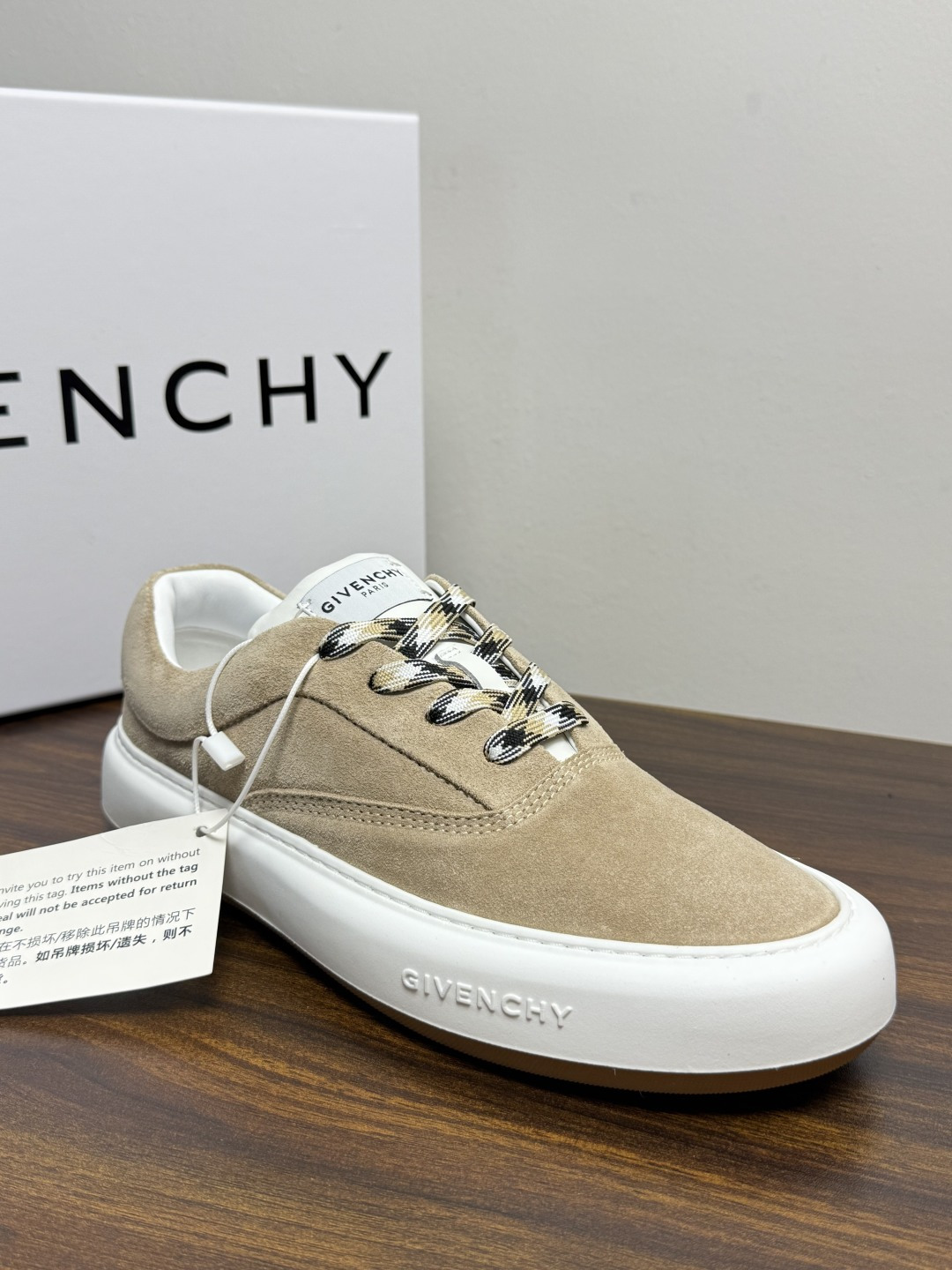 Givenchy 麂皮板鞋​​，鞋面是 ​​全麂皮​​材质，质感柔软有绒毛感，白色橡胶厚底侧面压印 GIVENCHY 字