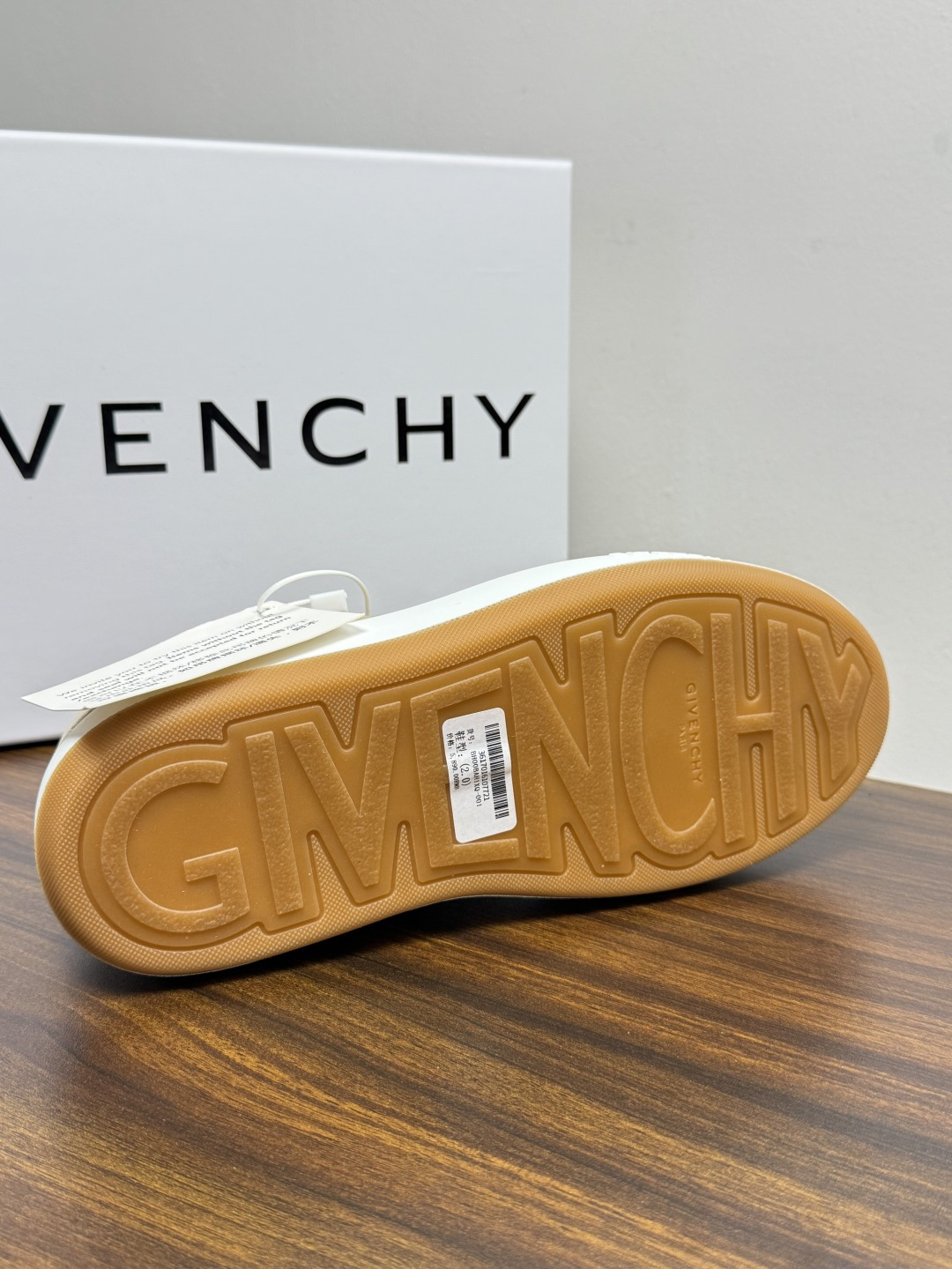 Givenchy 麂皮板鞋​​，鞋面是 ​​全麂皮​​材质，质感柔软有绒毛感，白色橡胶厚底侧面压印 GIVENCHY 字
