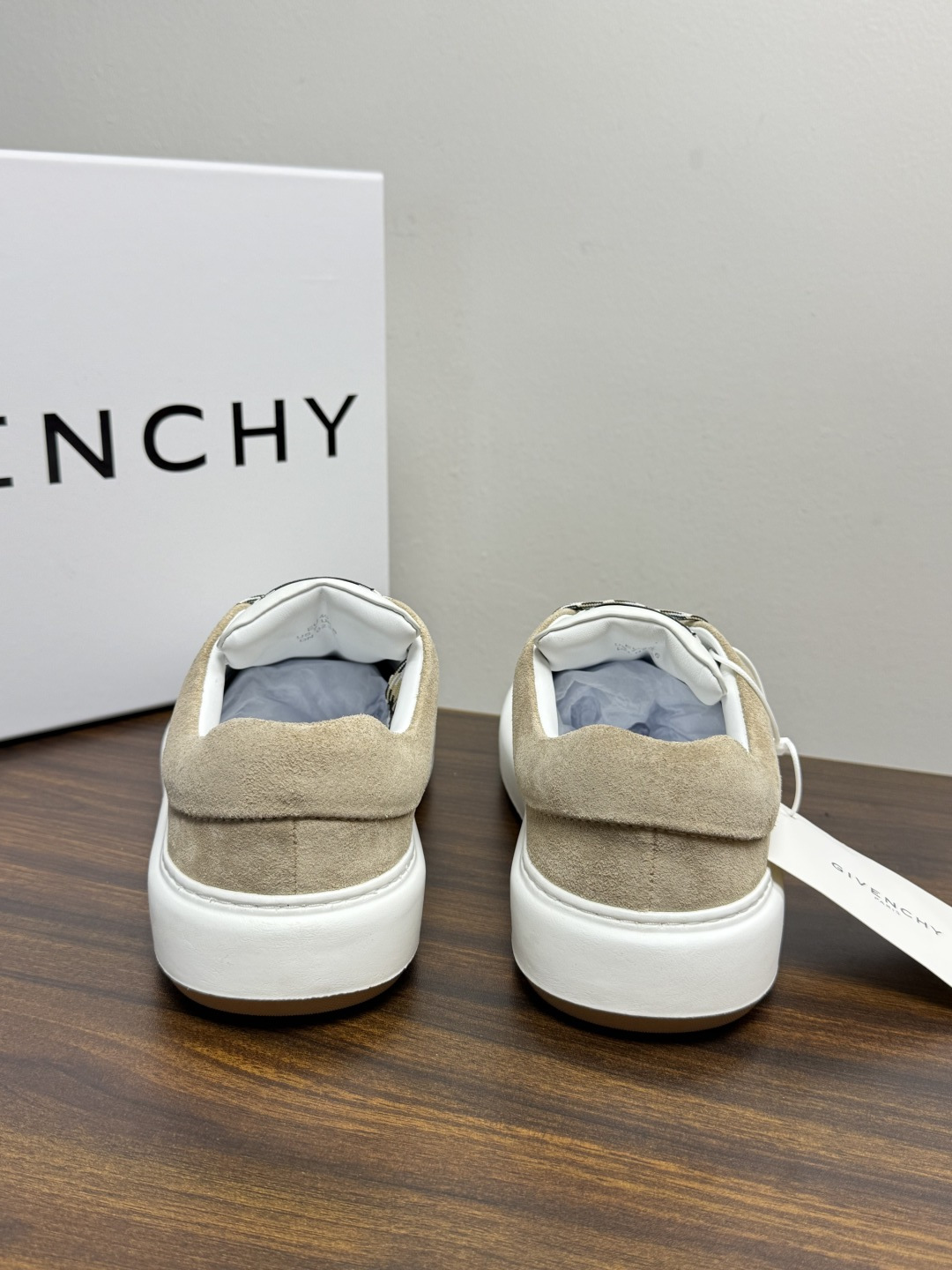 Givenchy 麂皮板鞋​​，鞋面是 ​​全麂皮​​材质，质感柔软有绒毛感，白色橡胶厚底侧面压印 GIVENCHY 字