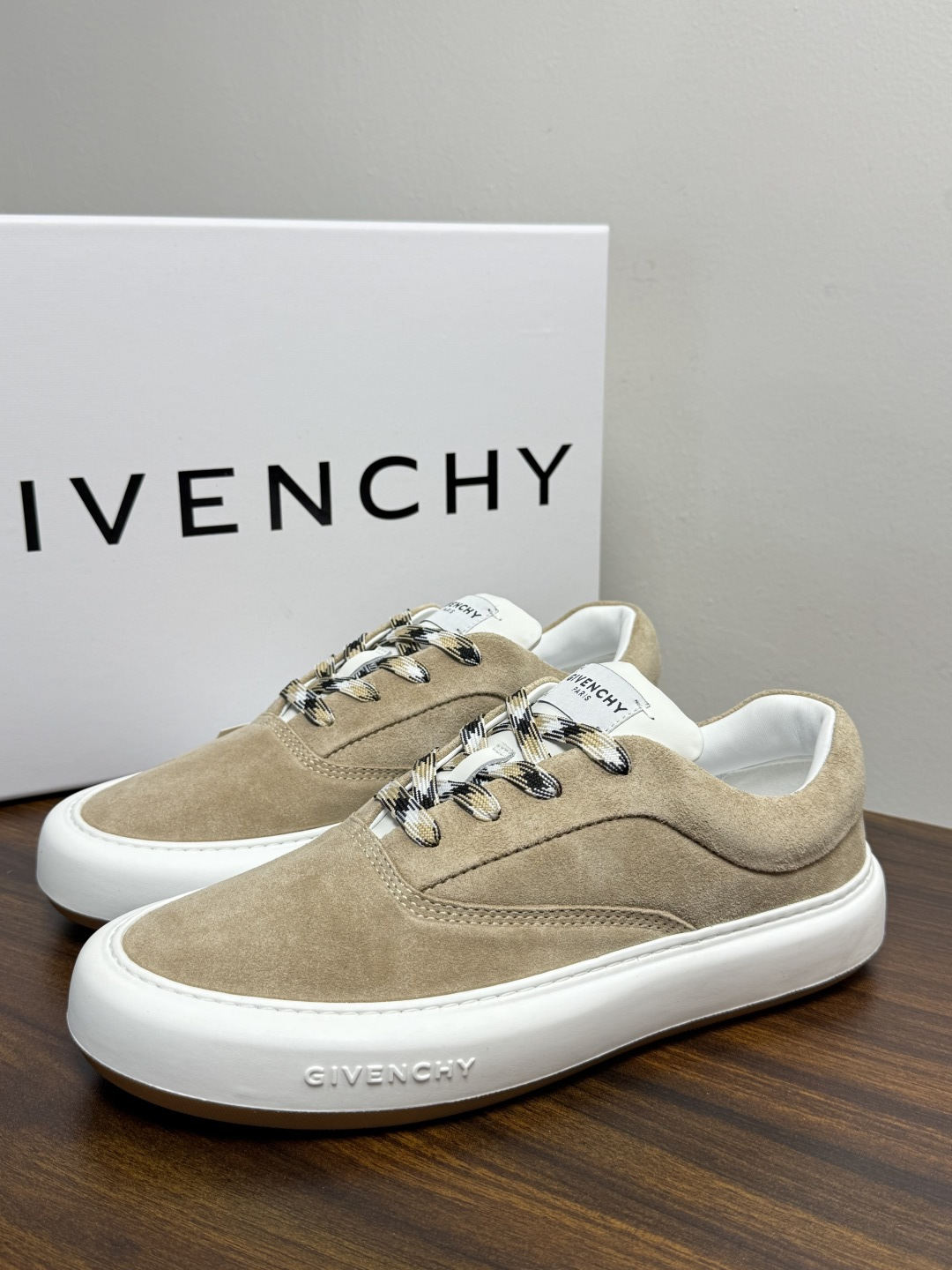 Givenchy 麂皮板鞋​​，鞋面是 ​​全麂皮​​材质，质感柔软有绒毛感，白色橡胶厚底侧面压印 GIVENCHY 字